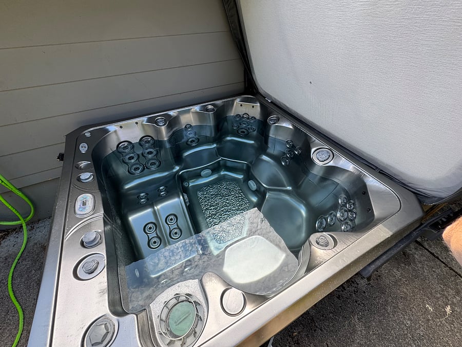 6 person Hot Tub