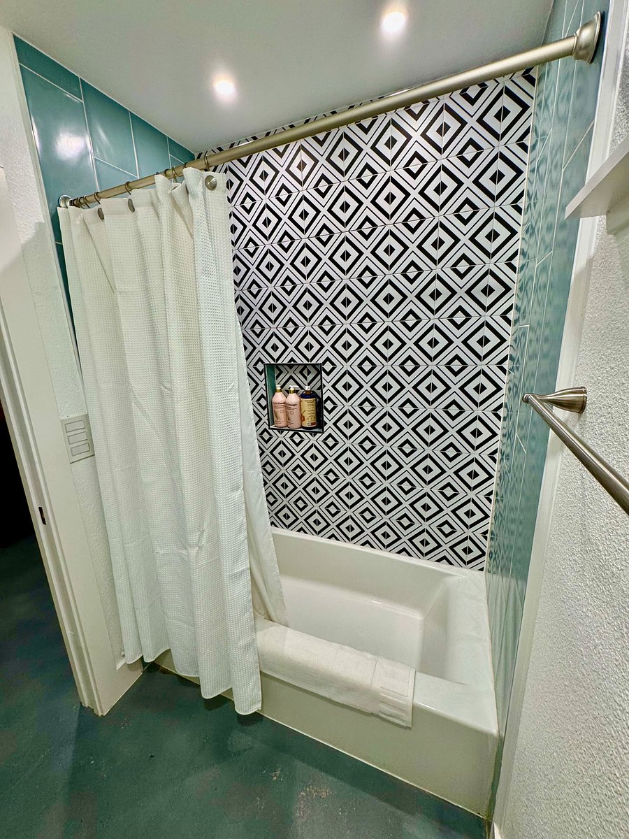 Main bathroom tub and shower
