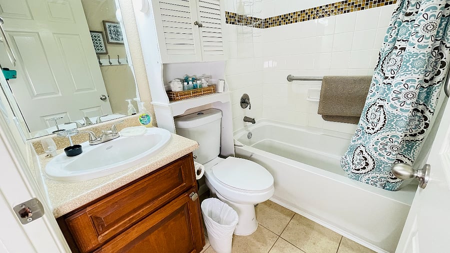 full bath in hallway , shared