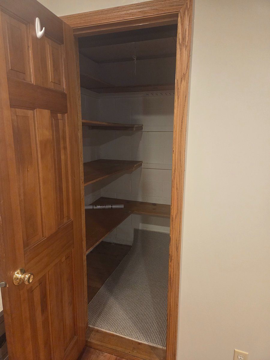 Walk in closets, tons of storage space