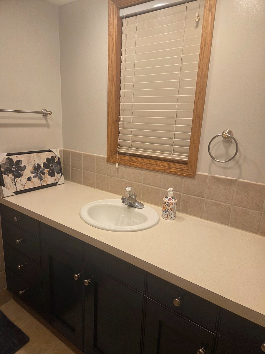 Full bathroom in primary bedroom