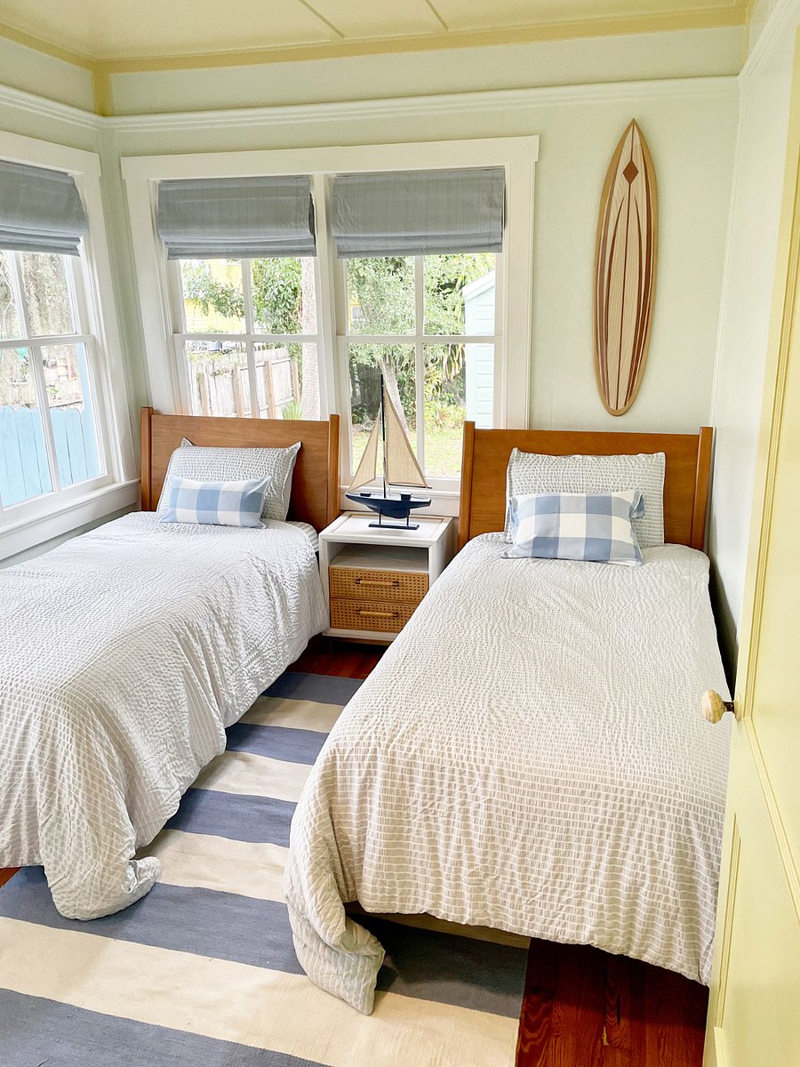 Kids bedroom with 2 twin beds