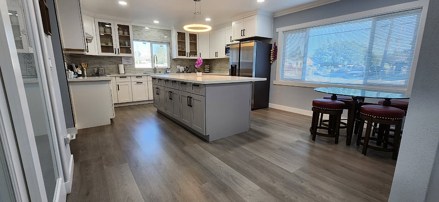 Kitchen with center island
all new appliances