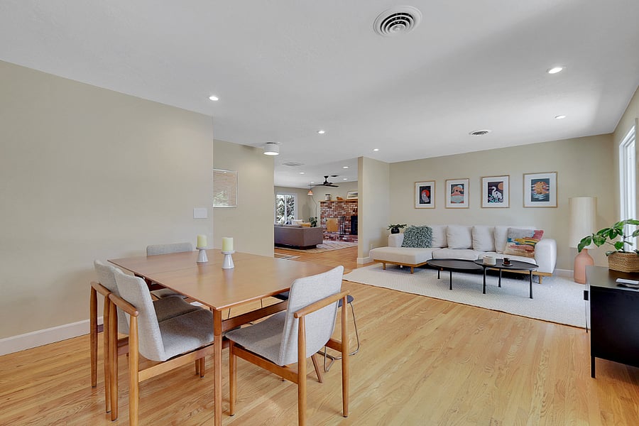 Additional seating area and dinning room