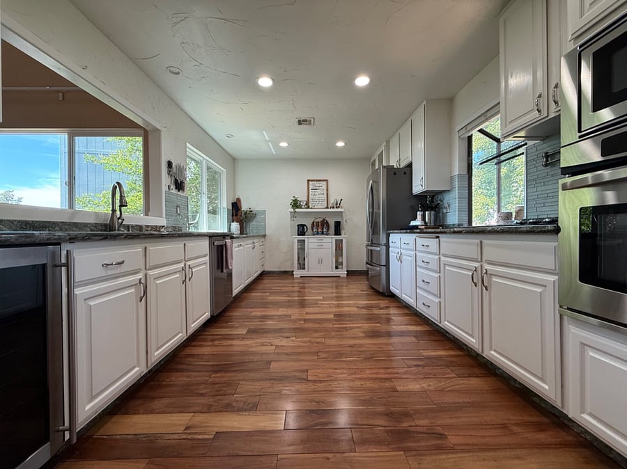 Large Kitchen with everything needed to cook