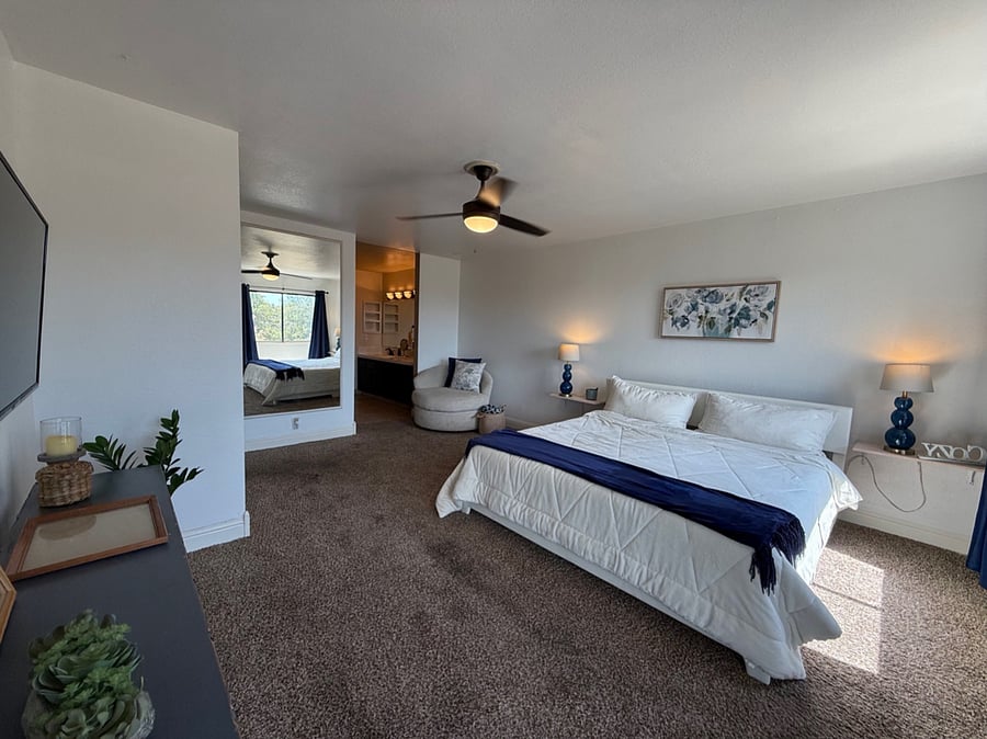 Master Bedroom #1 - King Size bed Serta Elite mattress