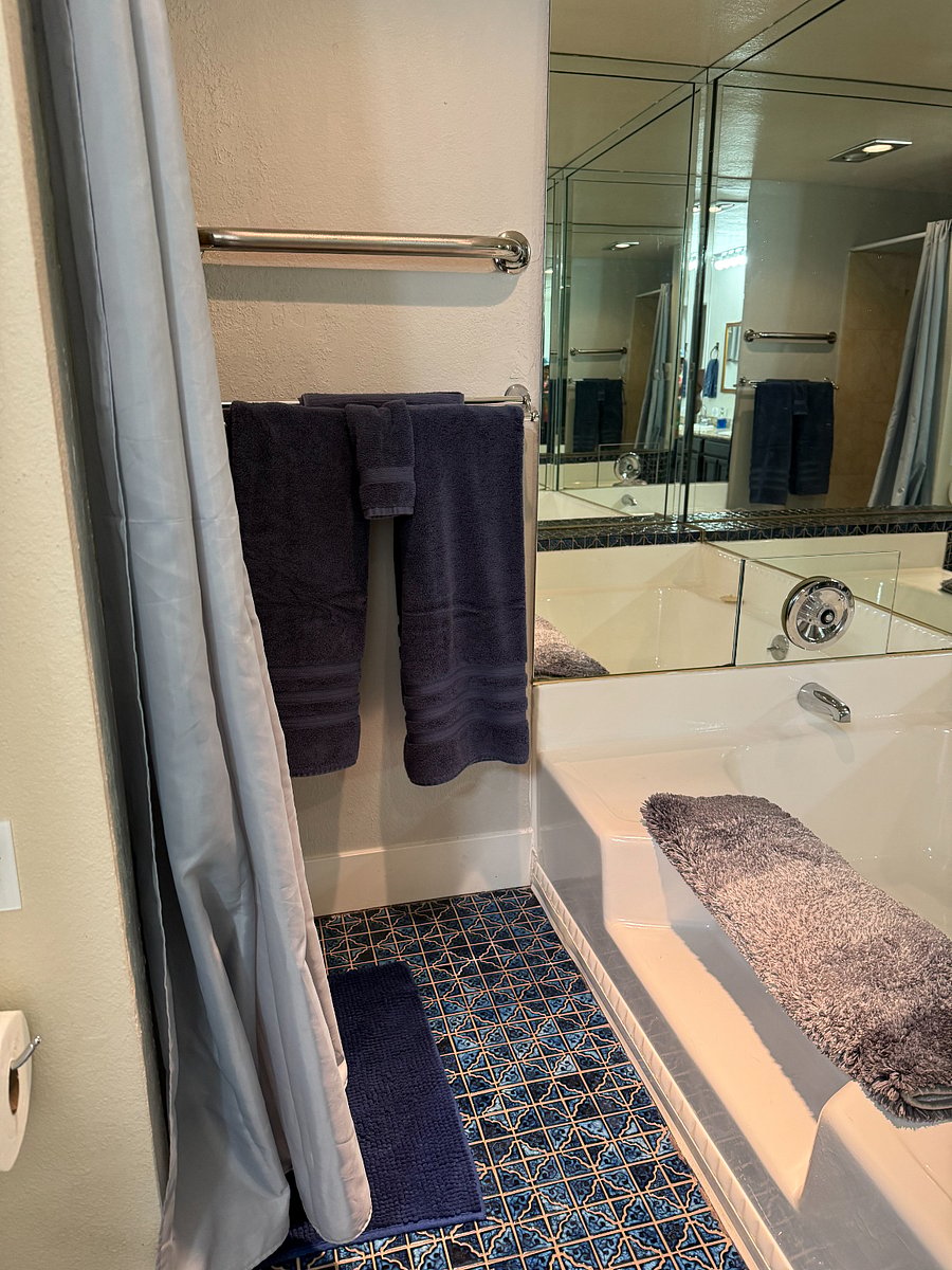 Garden Tub with Wall to ceiling mirrors!S
