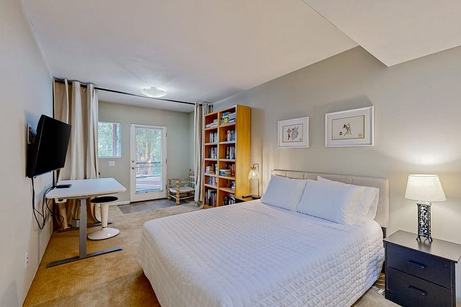 Queen bedroom #4