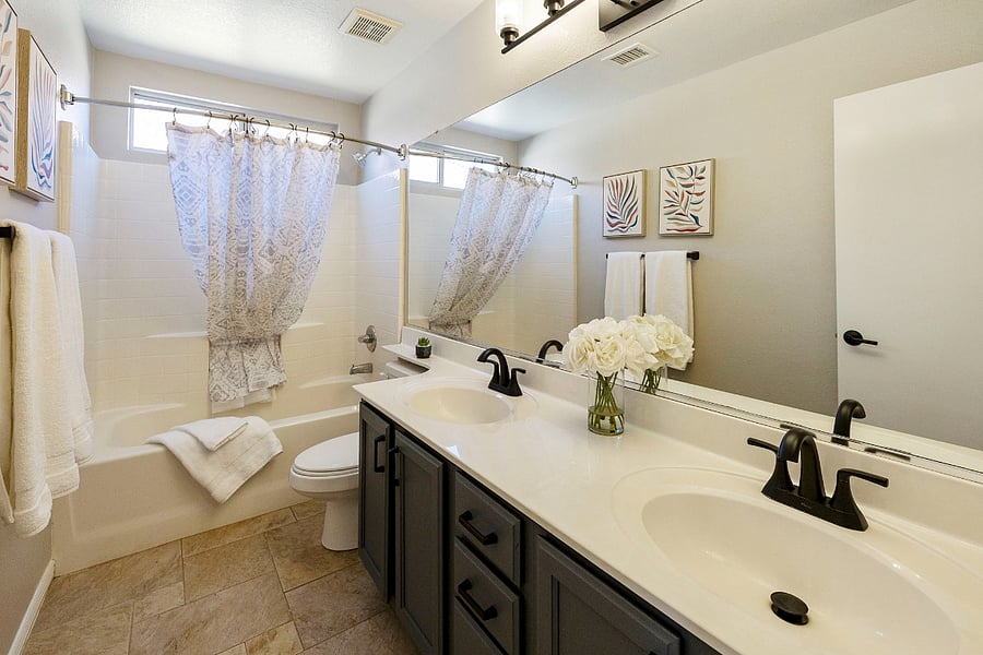 Main bath with shower/tub and 2 sinks