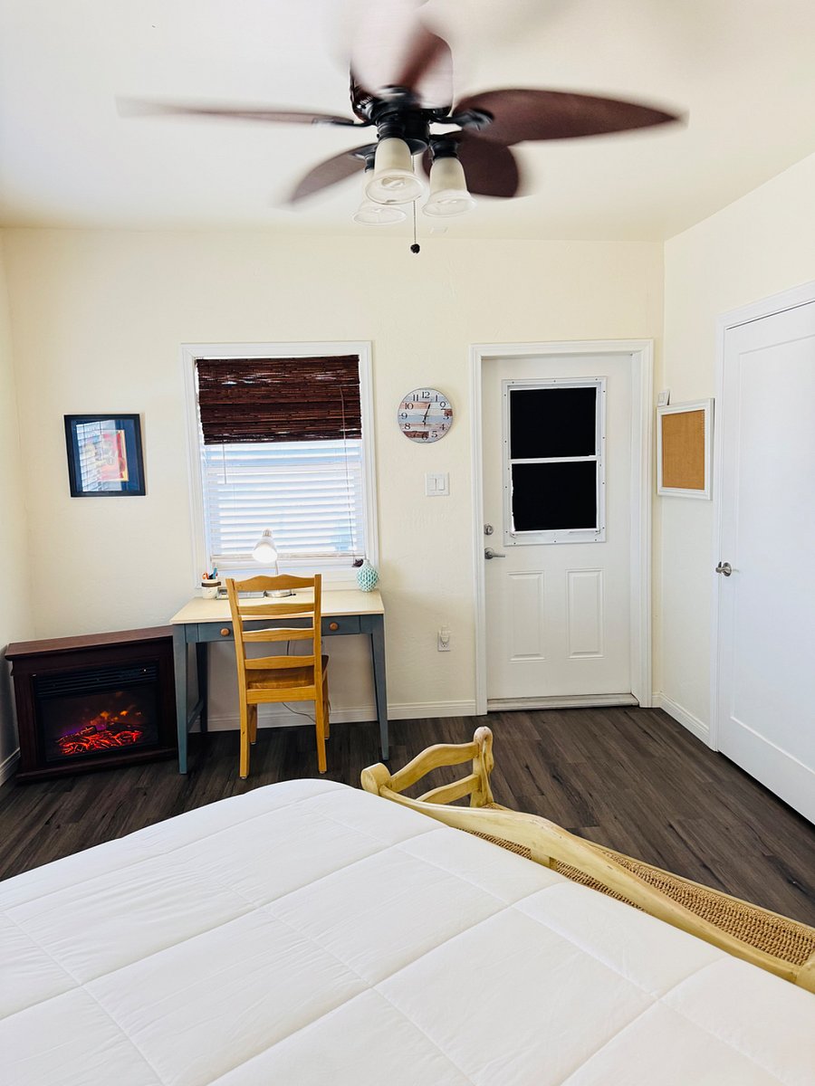 Bedroom with second entrance