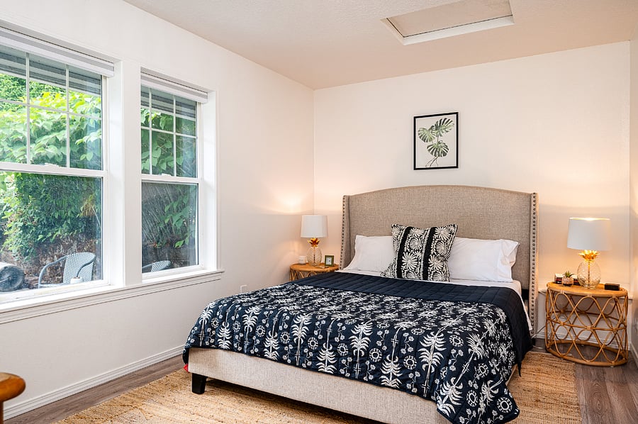 Queen bedroom with walk-in closet