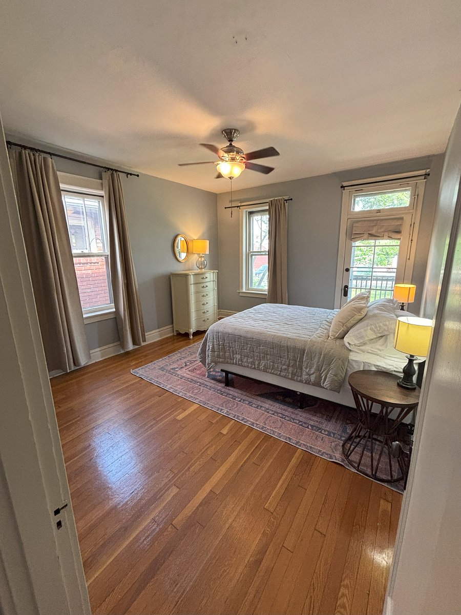 Spacious main bedroom with queen size bed.