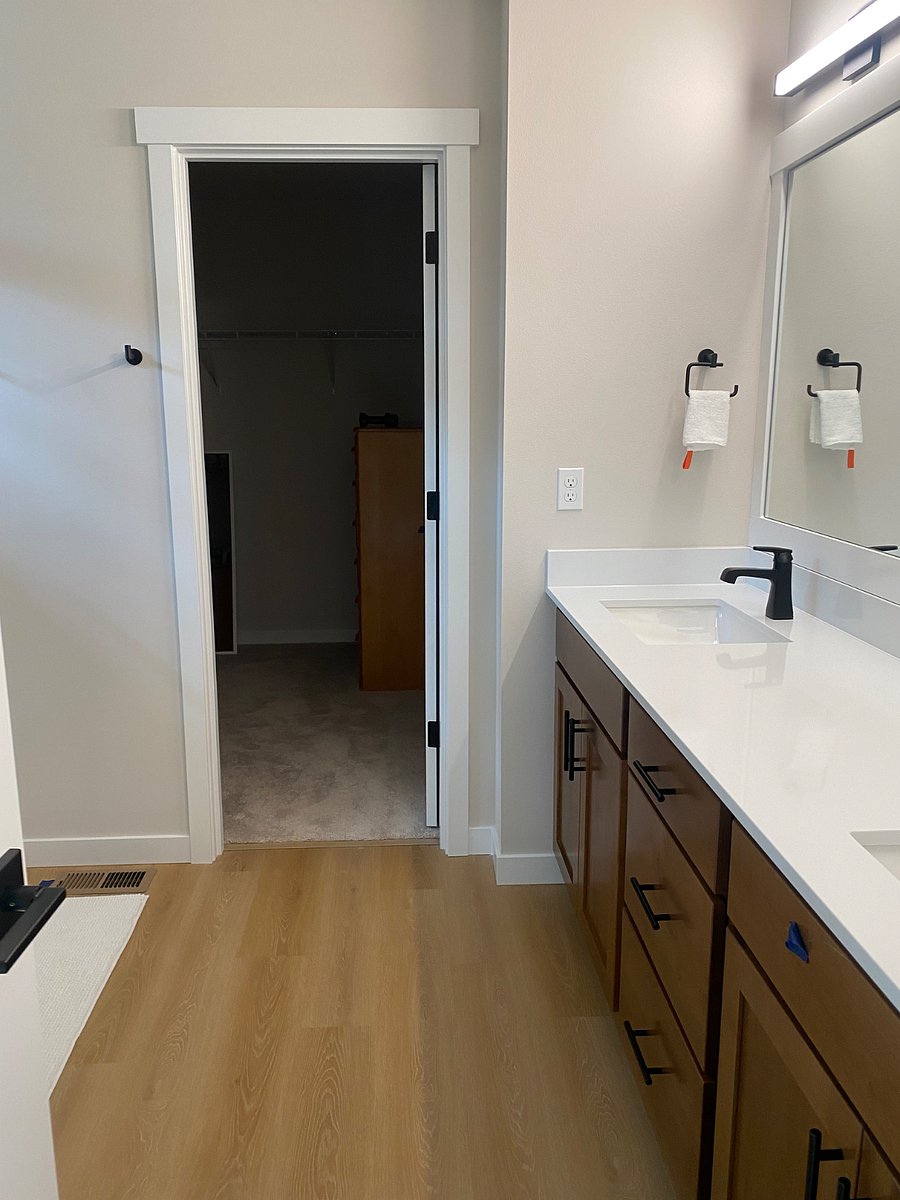Room B Bathroom