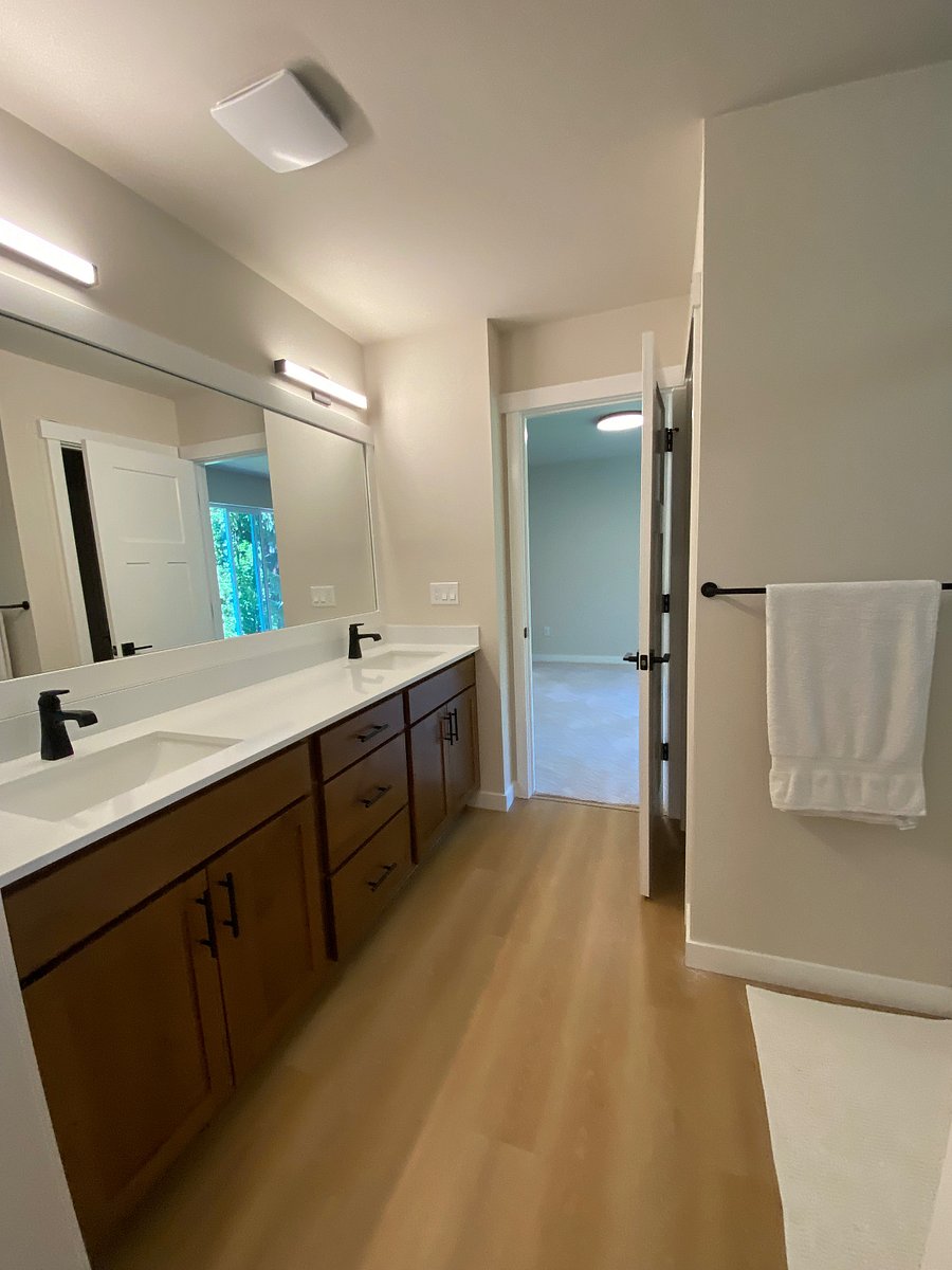 Room B Bathroom