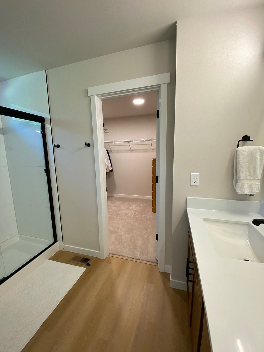 Room B Bathroom