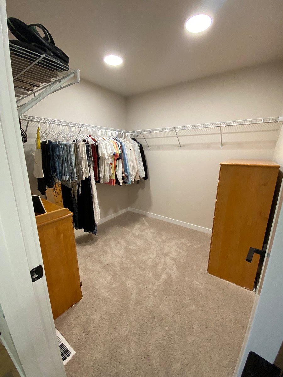 Room B walk-in closet