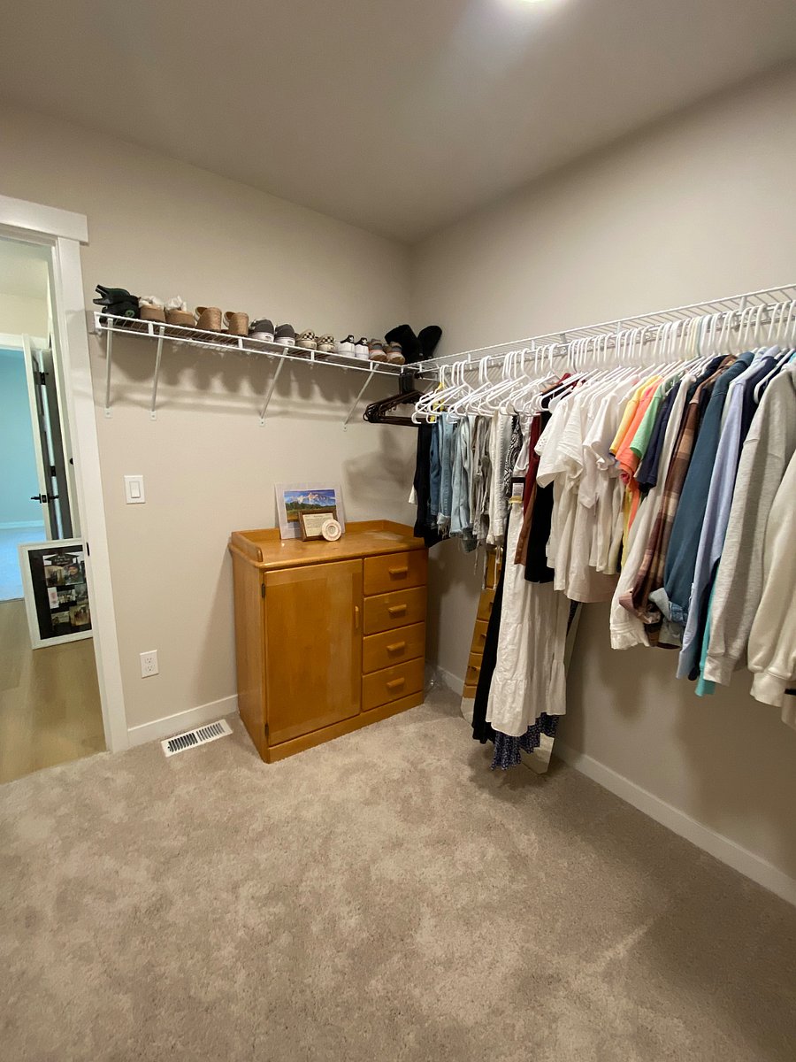 Room B walk-in closet