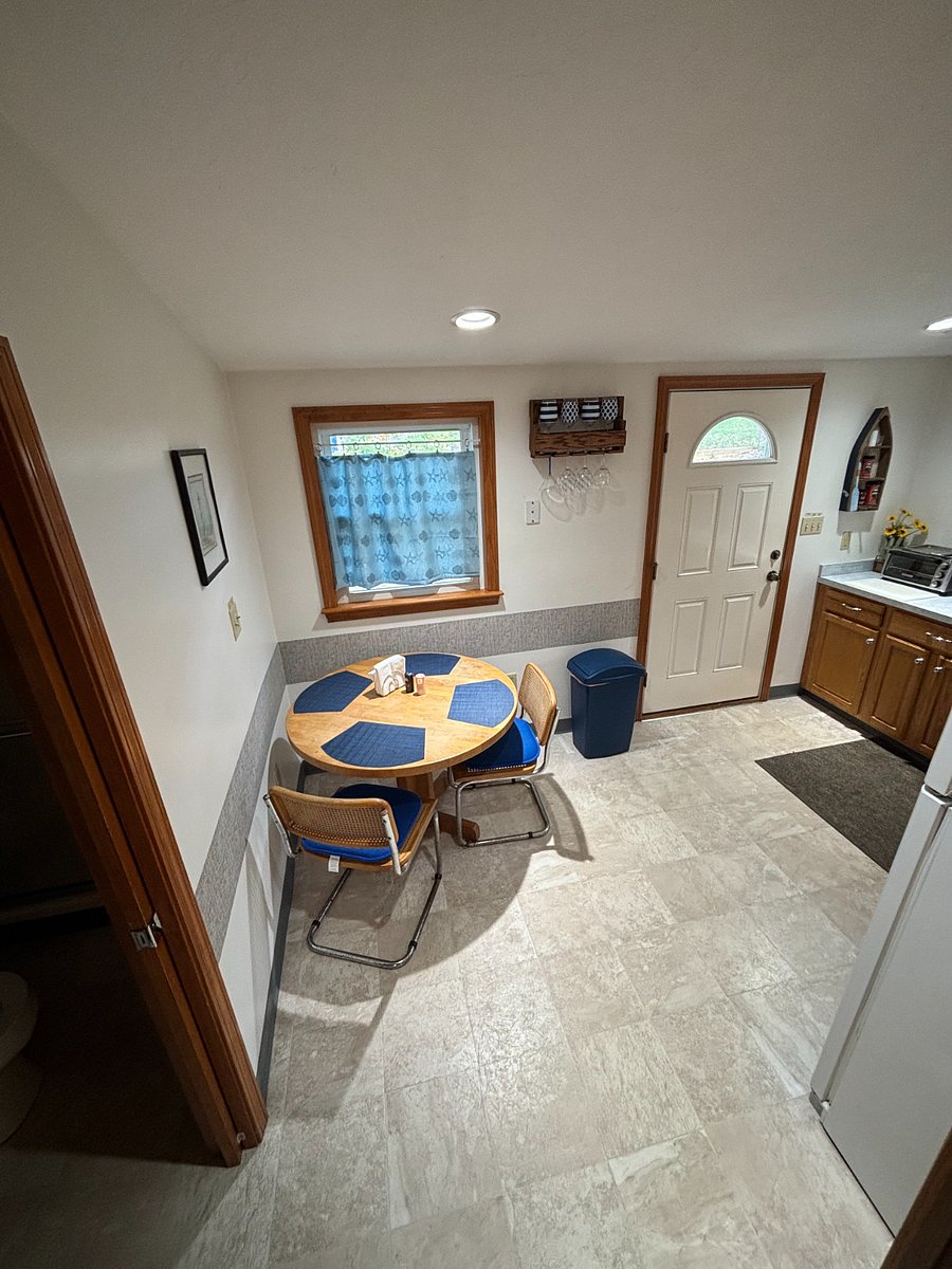 Dining table nook