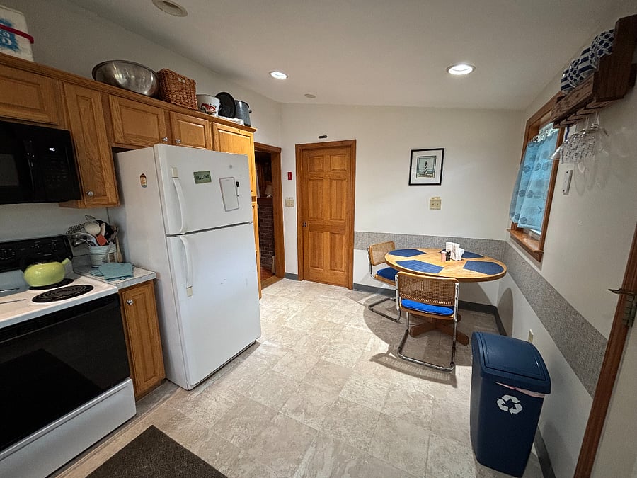 Full kitchen 