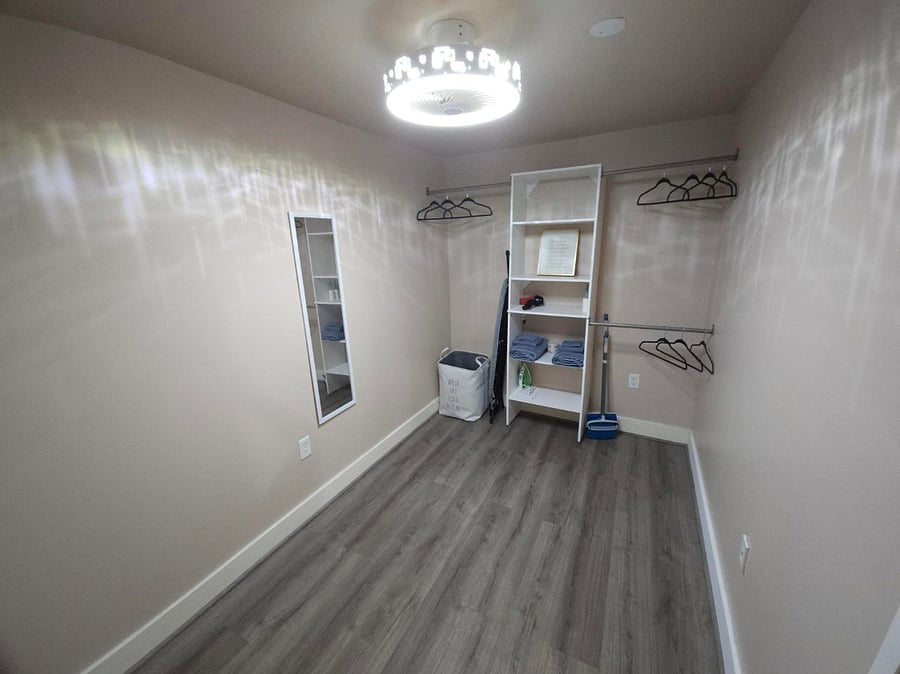 Walk in closet( extra bedroom option)