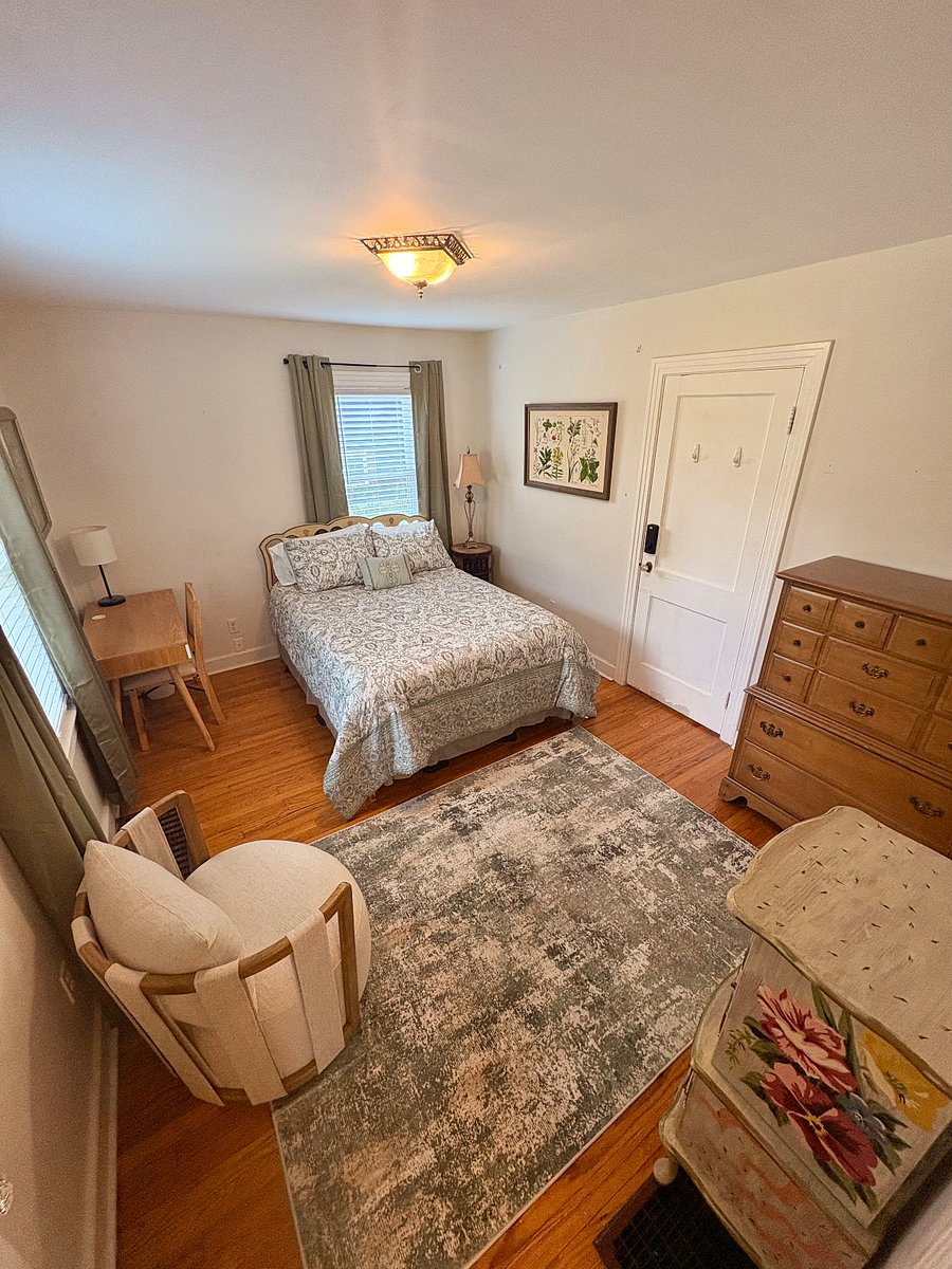 Bedroom #1, full size bed, desk, dresser, closet