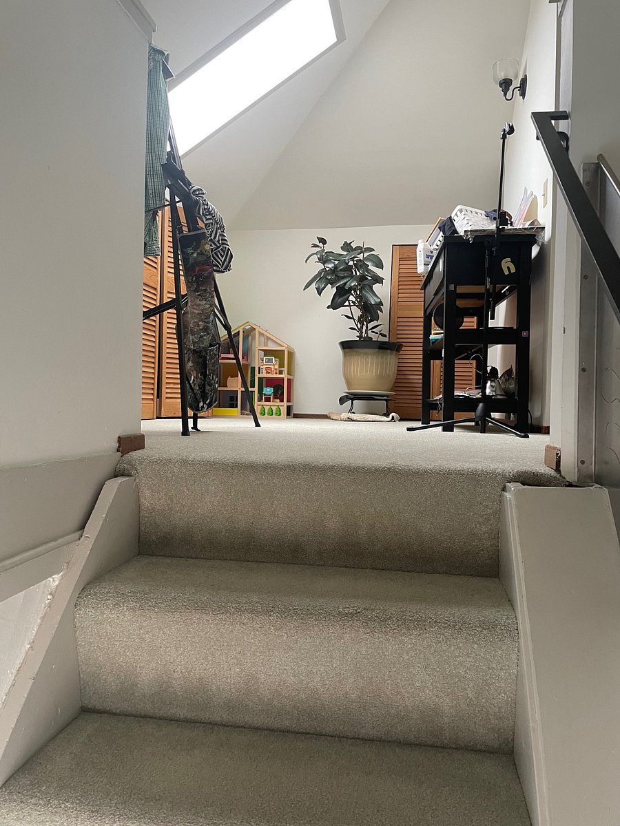 this is the stair to the 3rd fl unit, most things can be put in the closets which are probably big enough for 10-15 people.