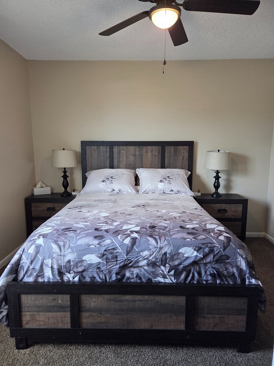 Queen Bedroom w Overhead Fan