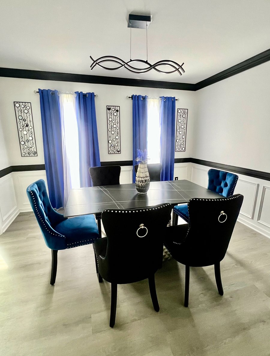 The dining room that seat six