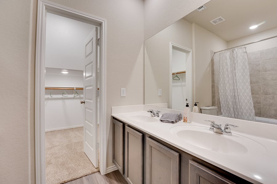 new modern fixtures in all 2.5 bathrooms