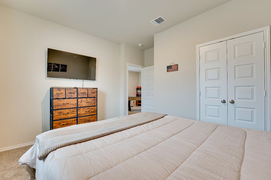 TV in Room / private Closet/ memory foam mattreess extra conformatable
