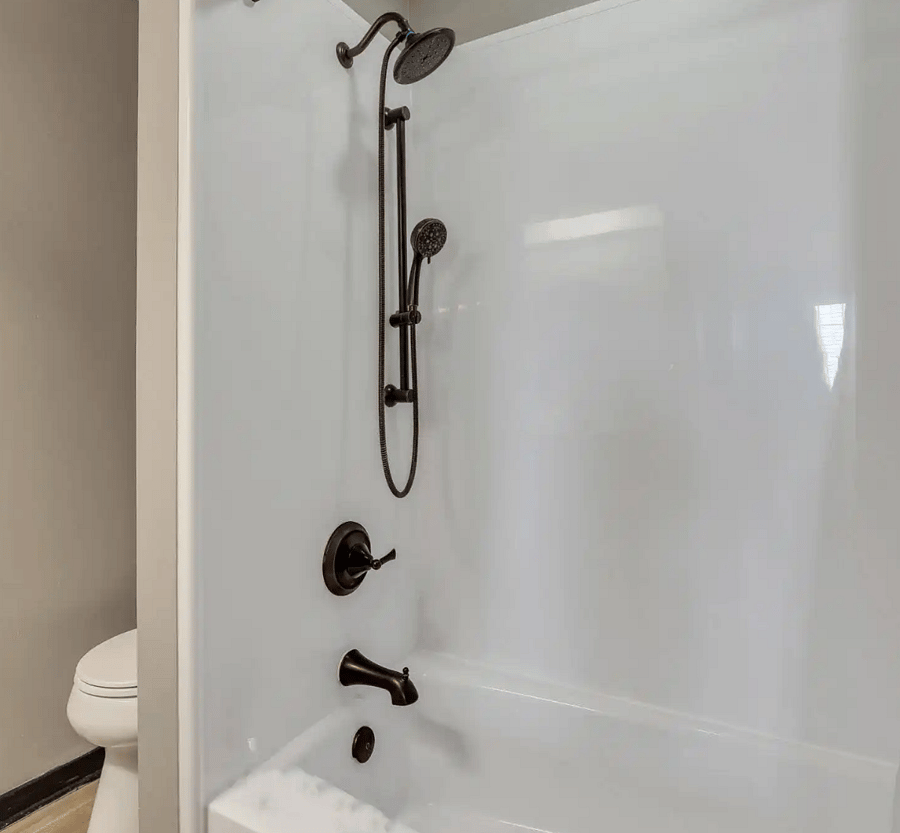 Shower/Tub in MB