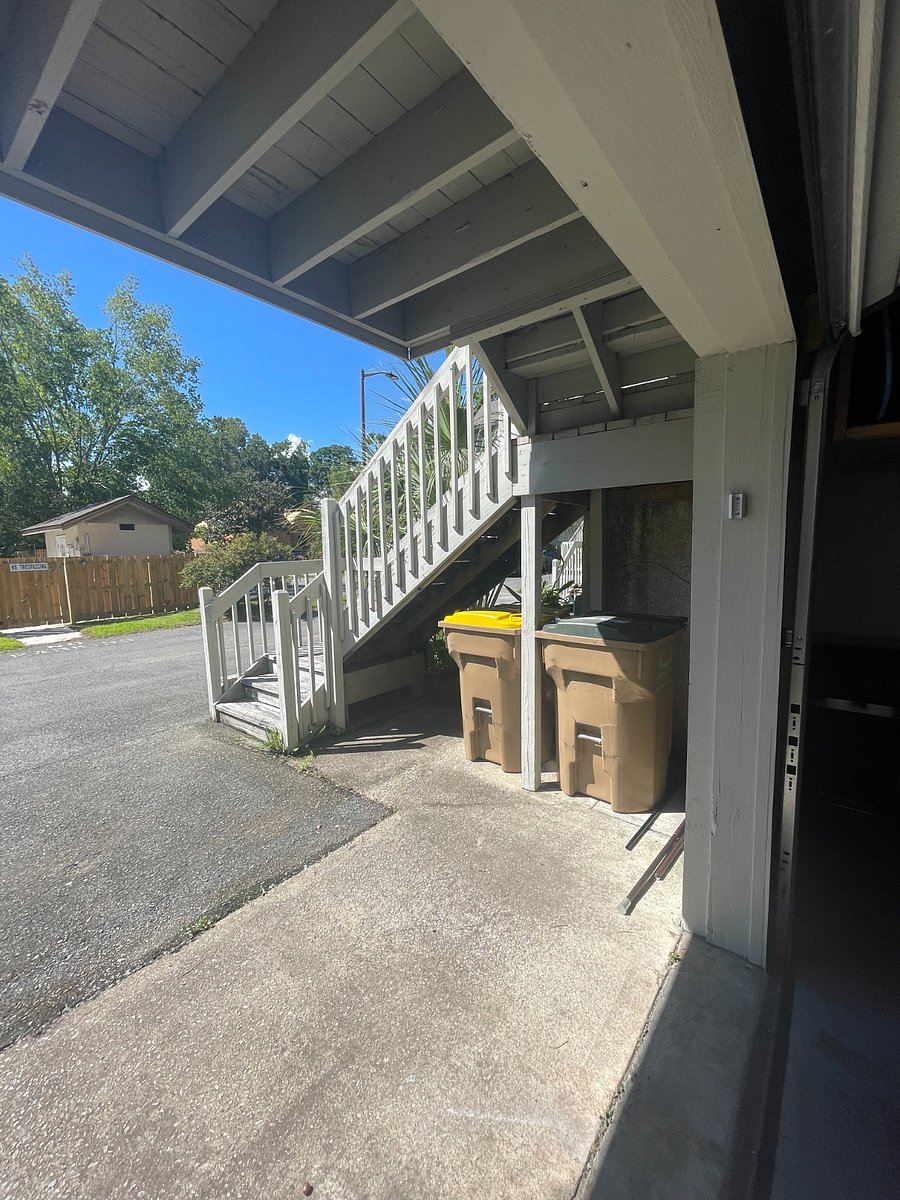 Trash and recycle bin location