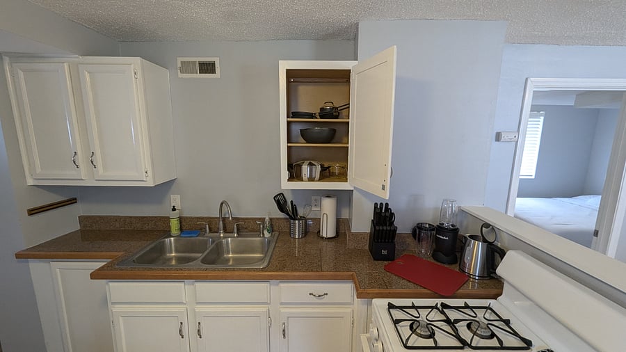 Fully stocked Kitchen!