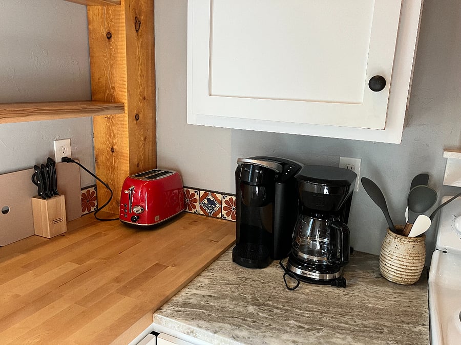 Knife block, toaster, coffee pot, Keurig