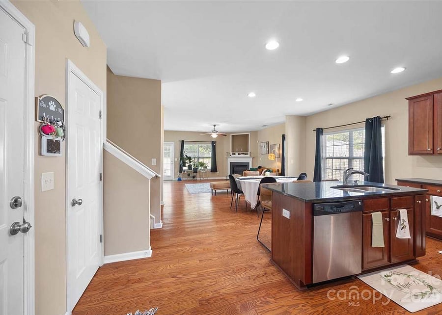 Furnished Finder property 881632_1 photo 6