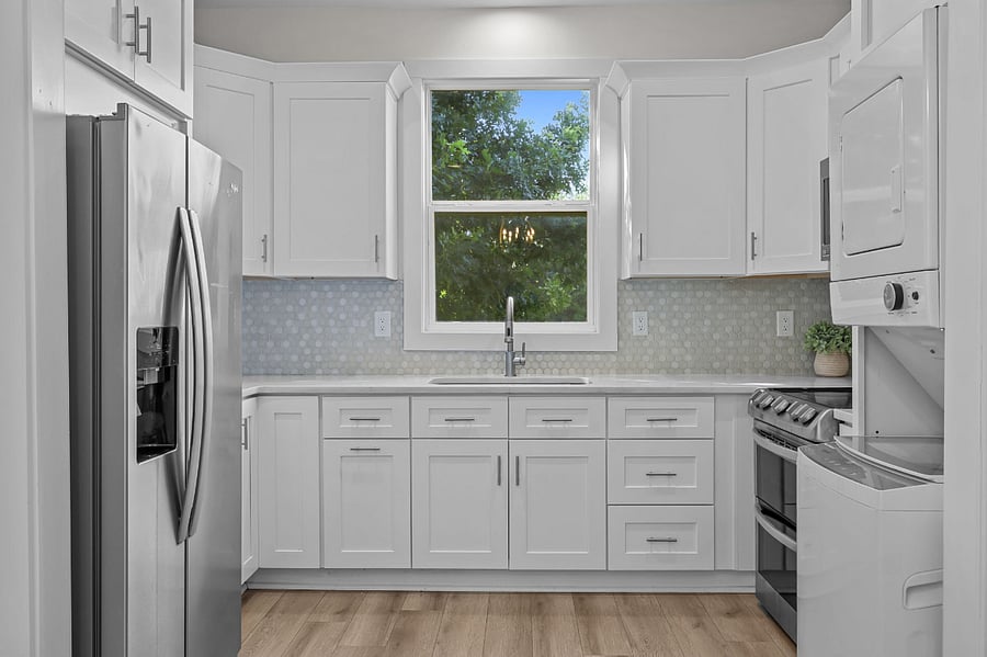 full kitchen and washer/dryer