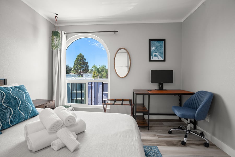 Guest room with Desk and Monitor for your use