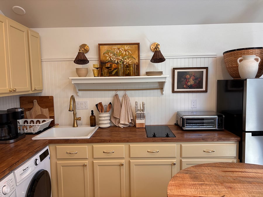 Kitchen and Washer/Dryer