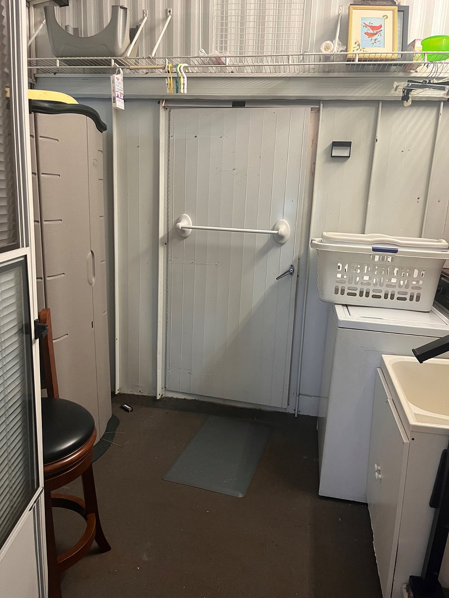 Laundry room. Washer/dryer and utility tub. 