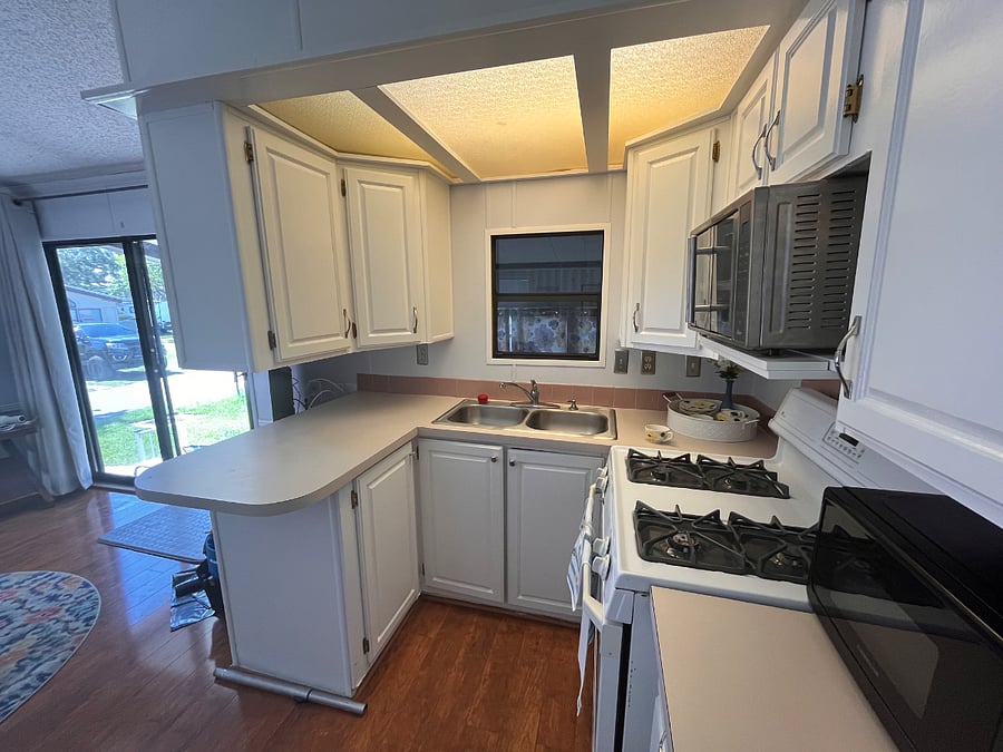 Full size kitchen