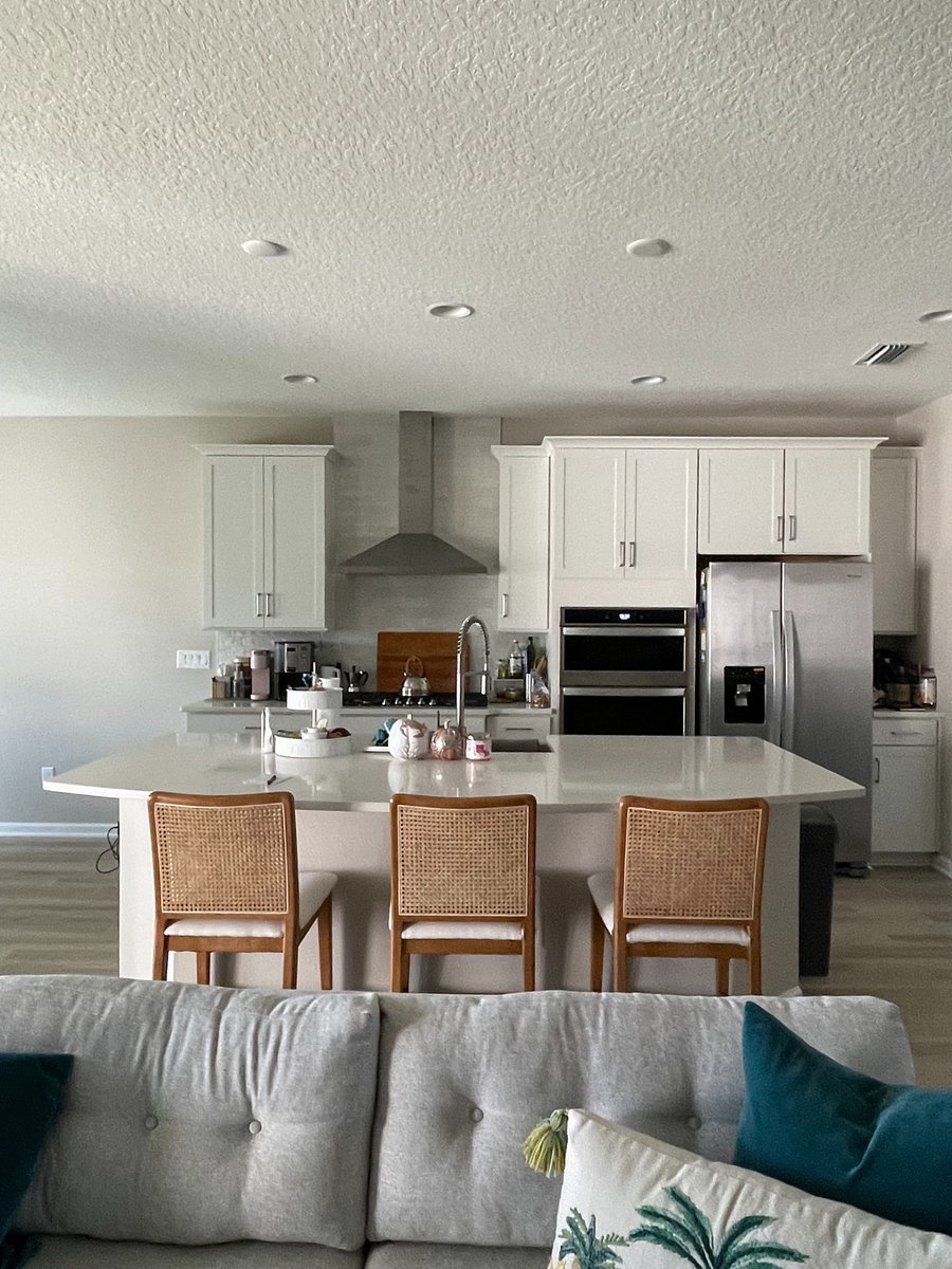 Kitchen & dining island