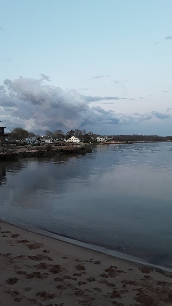 5 minute walk to beach and Yale Corinthian Saling Club