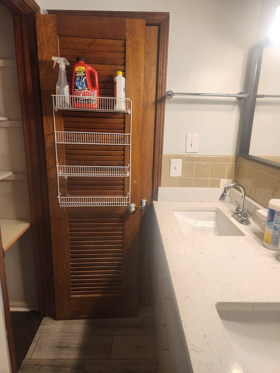 Hallway Bath - Closet