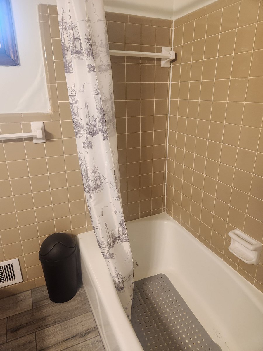 Hallway Shower/Tub