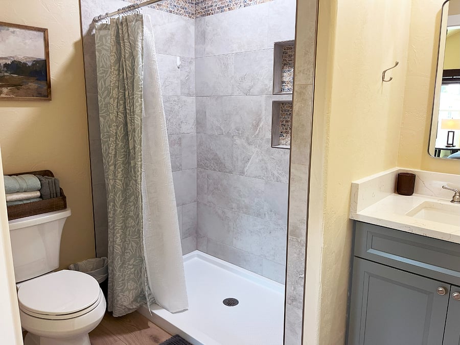 Main en-suite bathroom