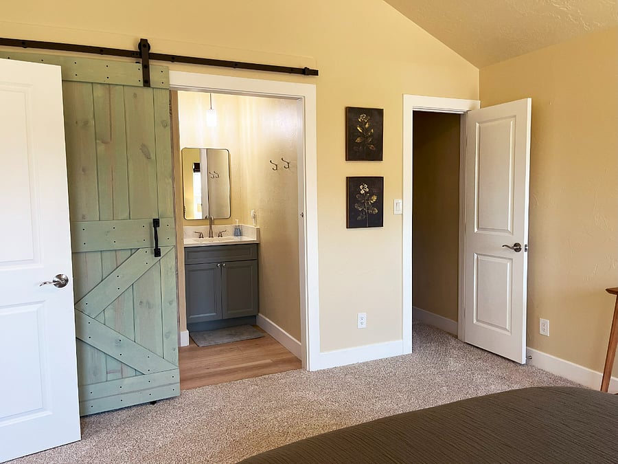 Main bedroom en-suite bath and closet