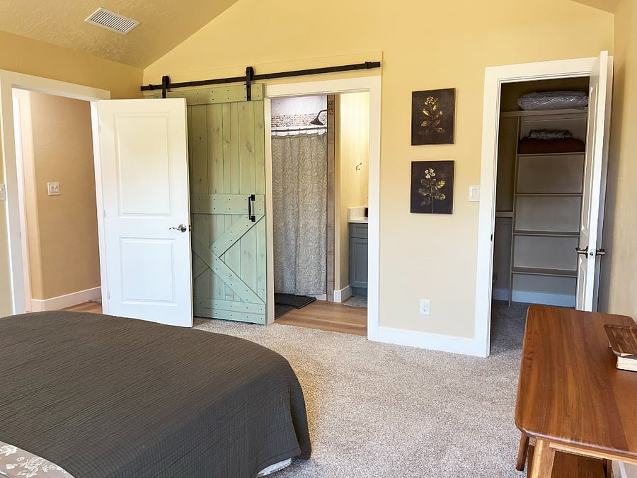 Main bedroom en-suite bath and closet