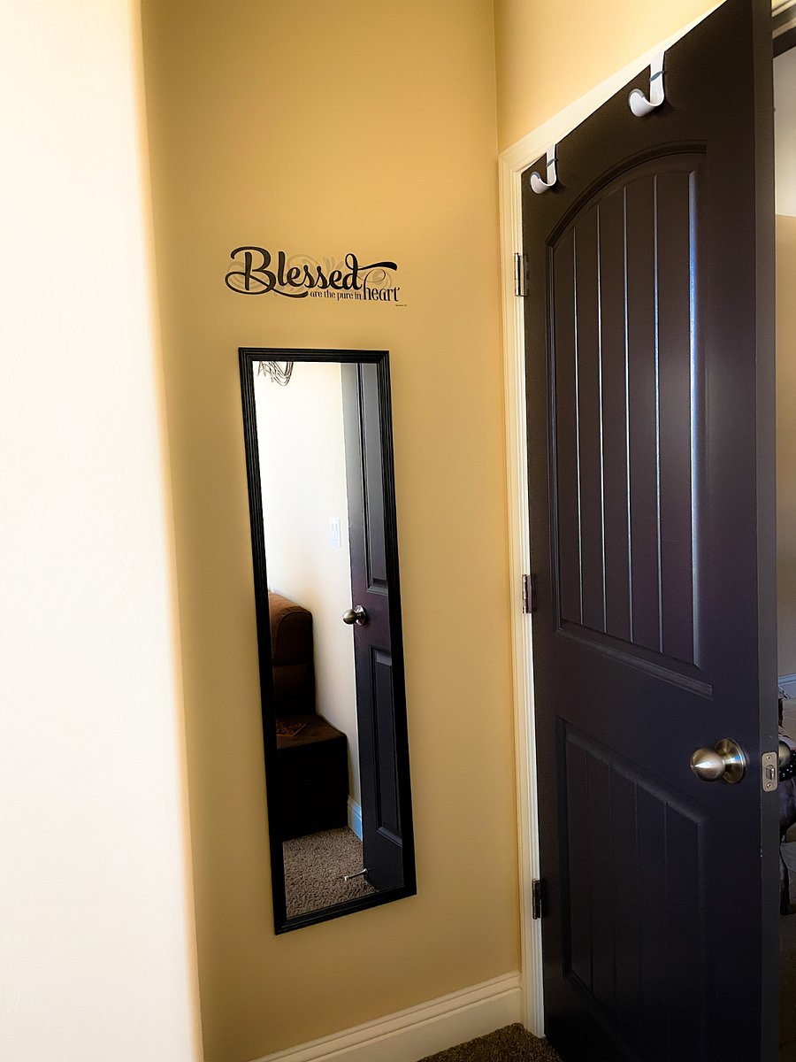 2nd bedroom entrance/mirror