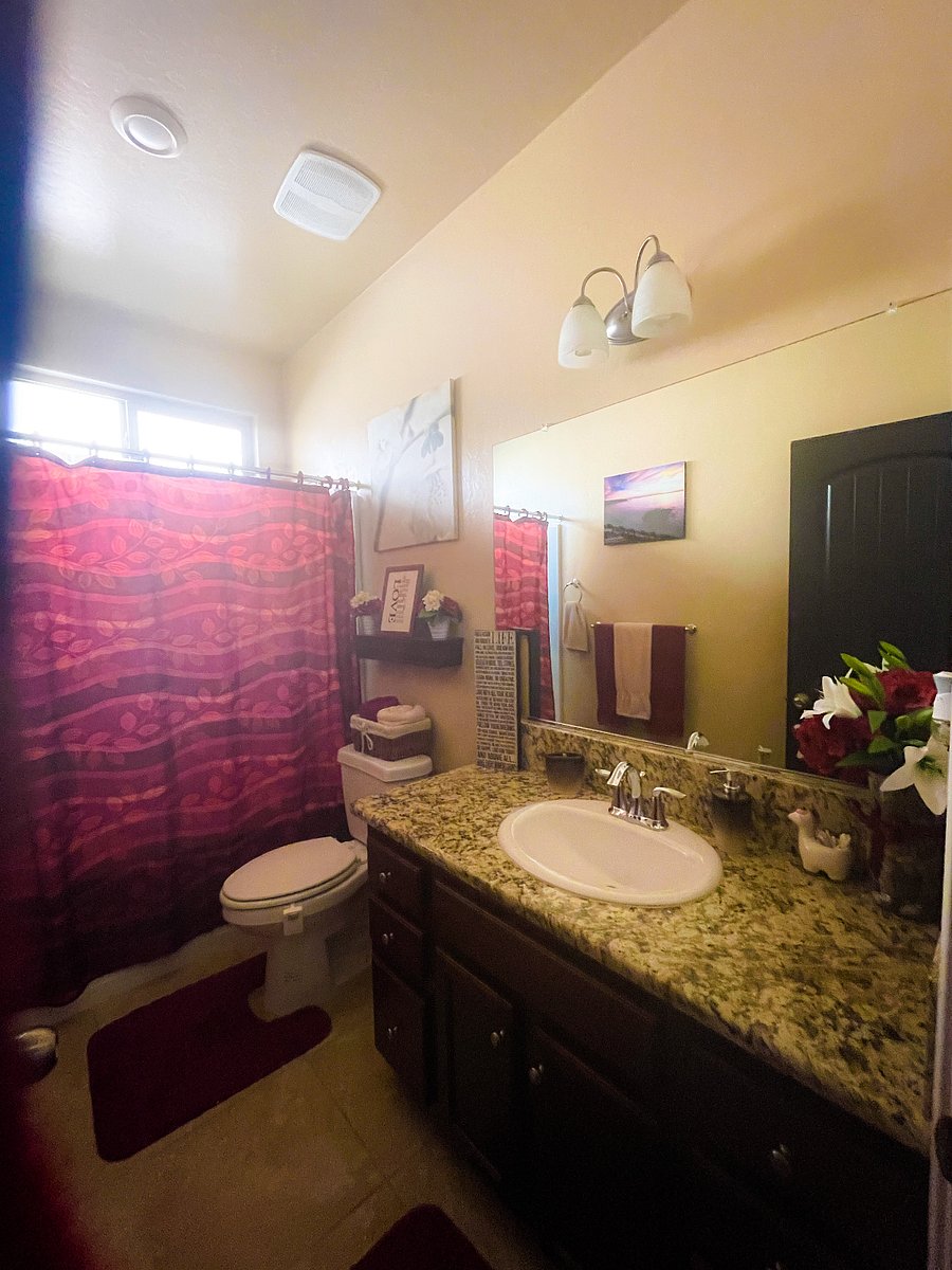 Guest bathroom with full shower/tub