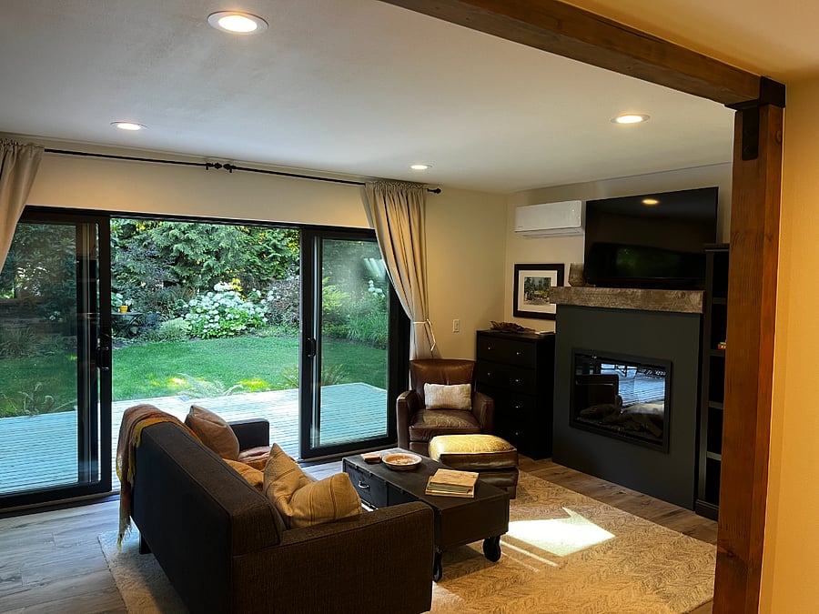 Livingroom and Deck
